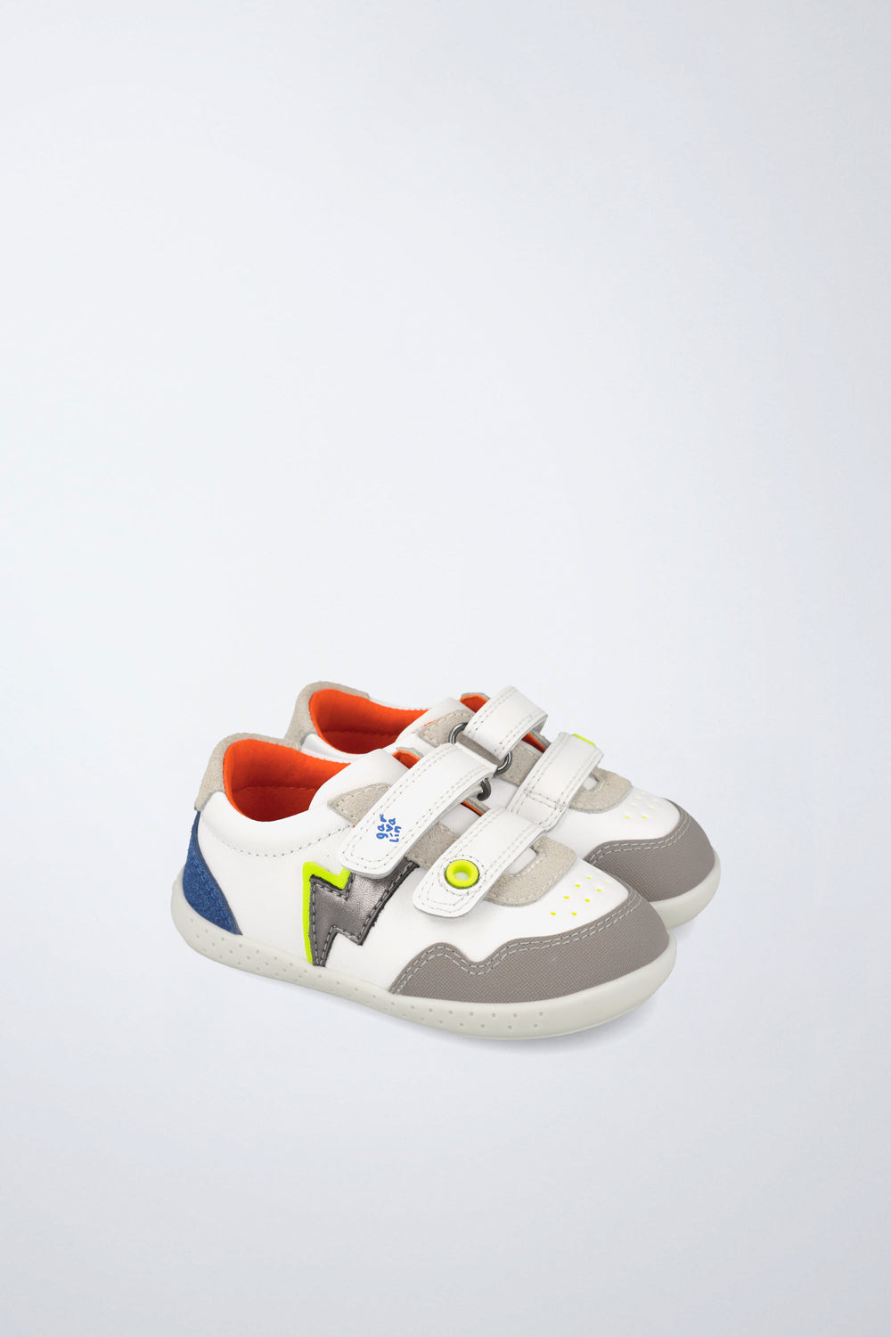 Barefoot Garvalín shoe in white with an adjustable fastening and an ergonomic design.