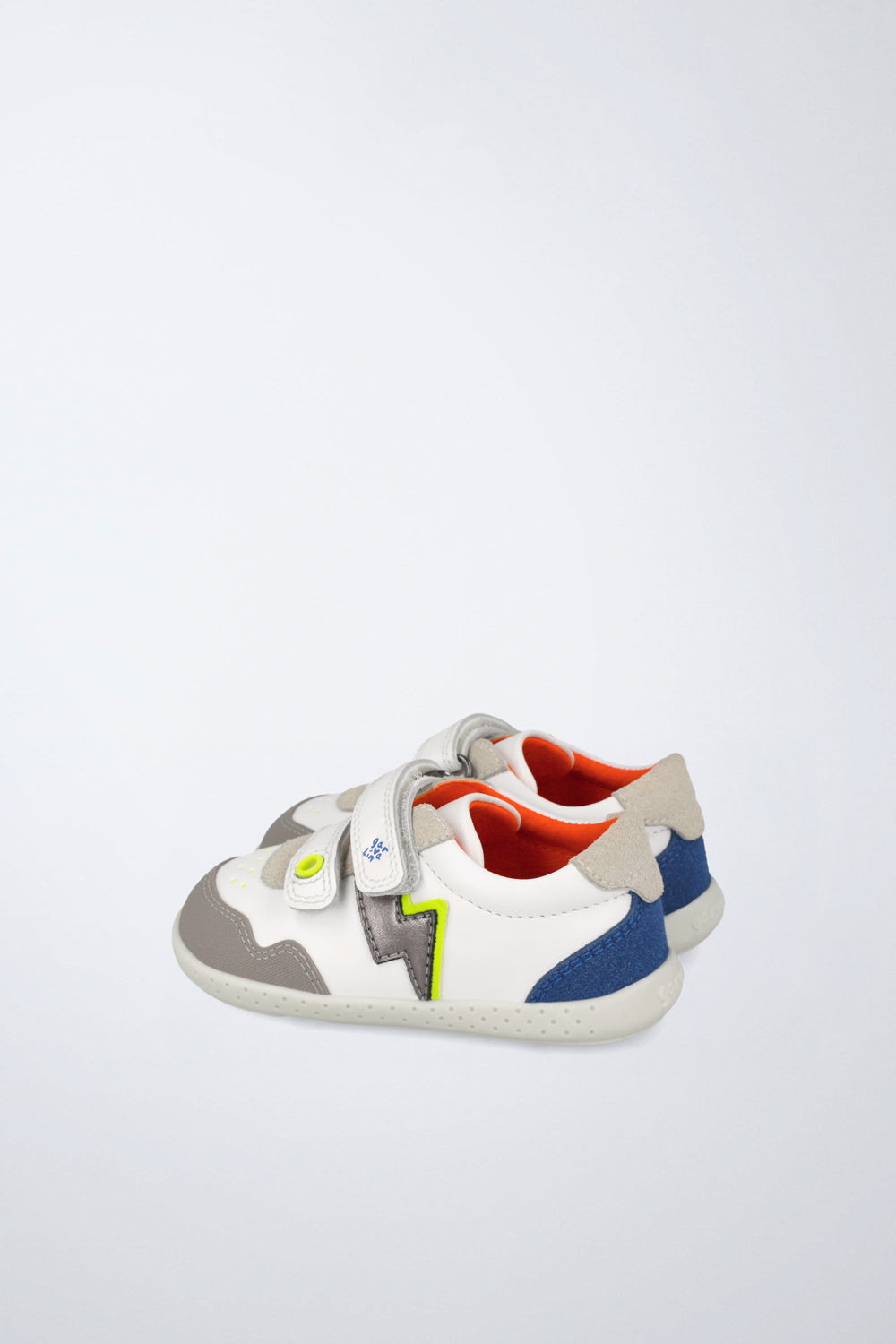 Barefoot Garvalín shoe in white with an adjustable fastening and an ergonomic design.