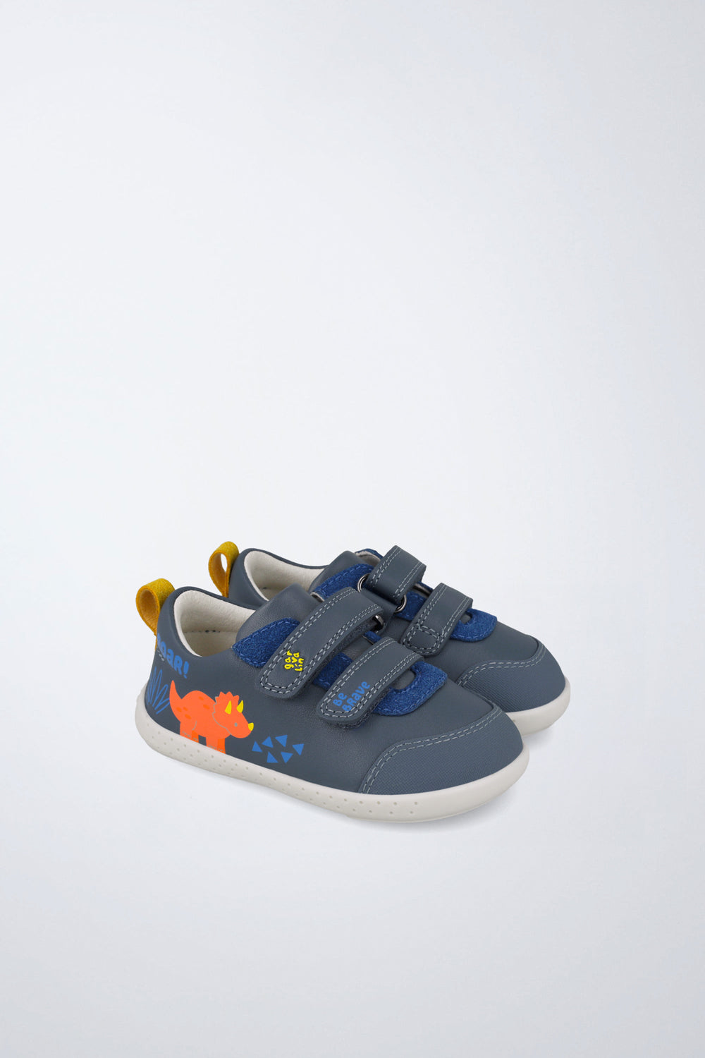 Zapatilla Garvalín barefoot en azul con cierre de contacto y estabilidad y flexibilidad.