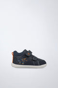 Barefoot Garvalín high-top shoe in blue with an adjustable fastening and an ergonomic design.