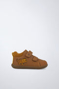 Barefoot Garvalín high-top shoe in light beige with an adjustable fastening and an ergonomic design.
