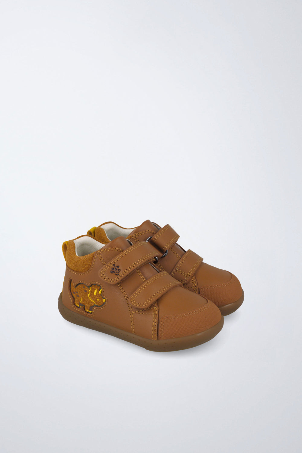 Barefoot Garvalín high-top shoe in light beige with an adjustable fastening and an ergonomic design.