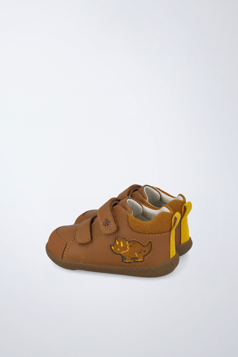 Barefoot Garvalín high-top shoe in light beige with an adjustable fastening and an ergonomic design.