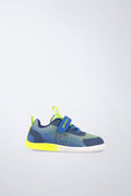 Zapatilla infantil Garvalín barefoot en azul con cordones y cierre de contacto y desarrollo natural del pie.