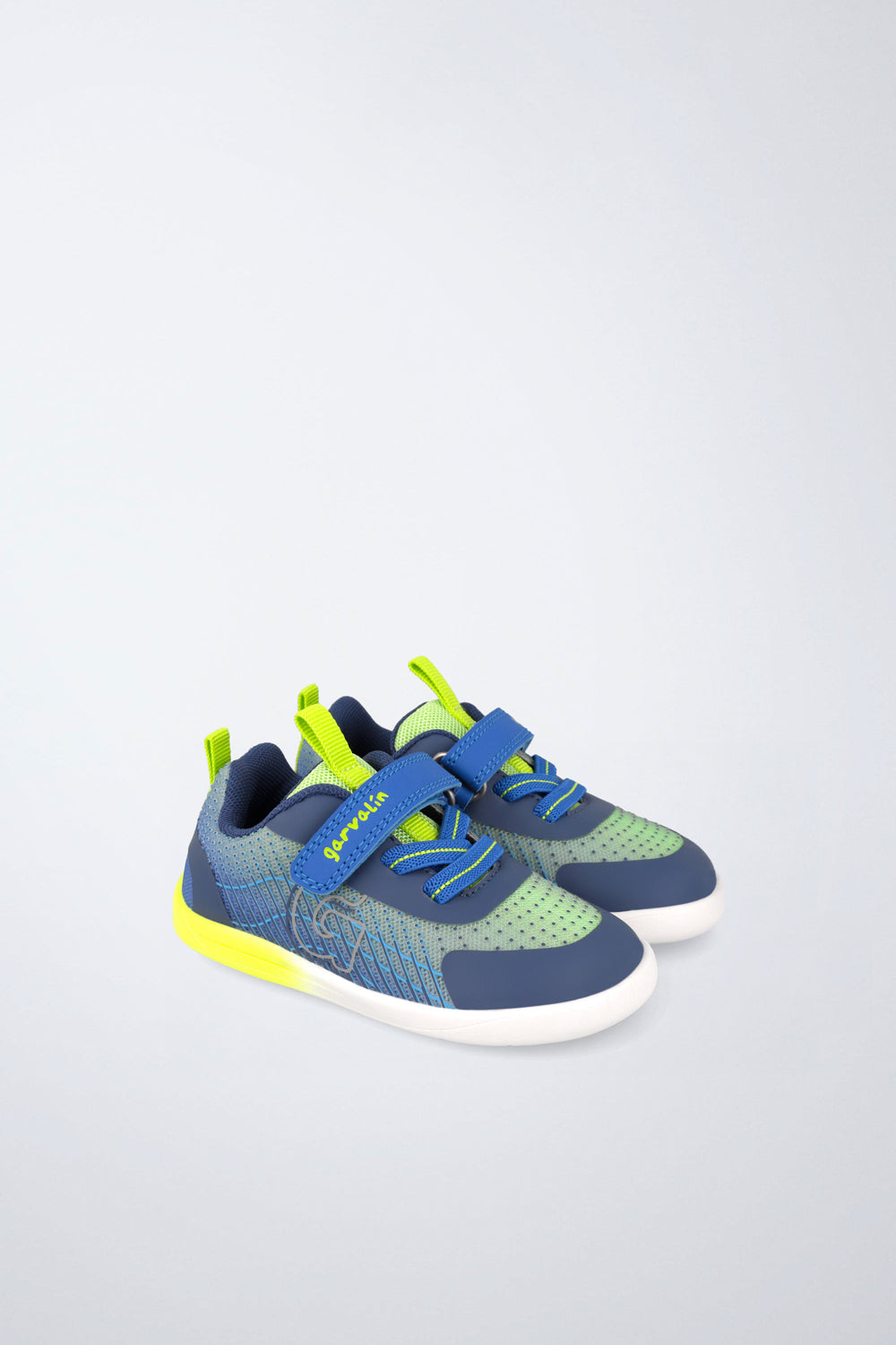 Zapatilla infantil Garvalín barefoot en azul con cordones y cierre de contacto y desarrollo natural del pie.