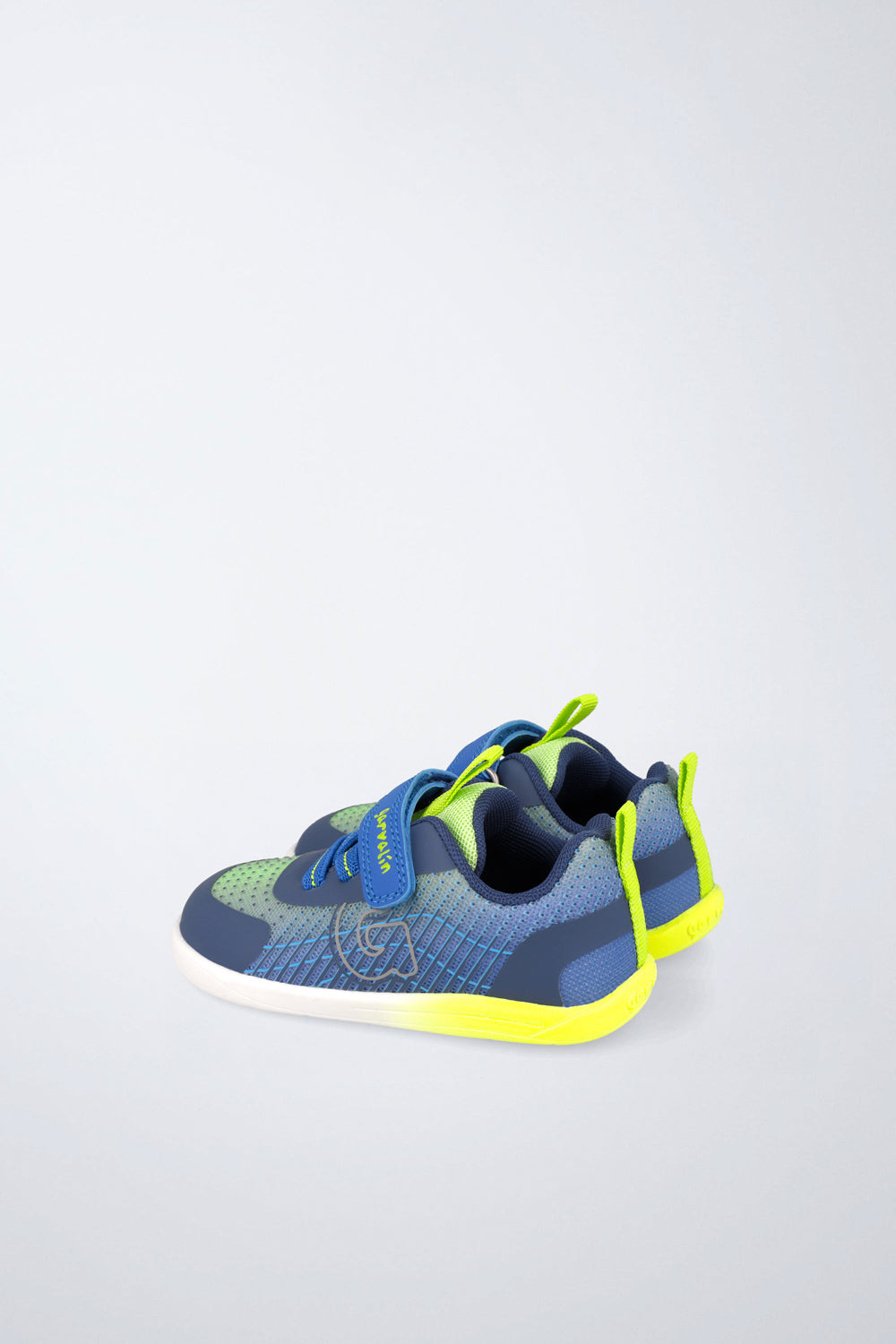 Zapatilla infantil Garvalín barefoot en azul con cordones y cierre de contacto y desarrollo natural del pie.