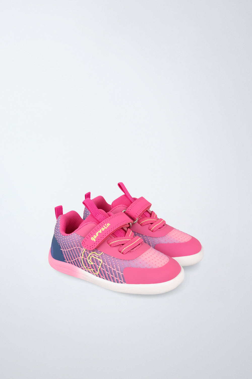 Zapato Garvalín barefoot en fucsia con cordones y cierre de contacto y suela flexible.
