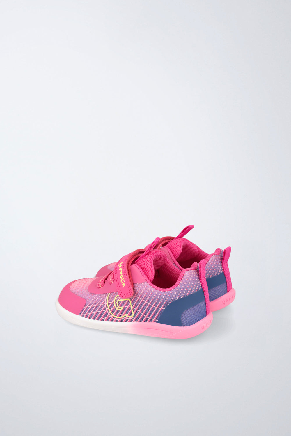Zapato Garvalín barefoot en fucsia con cordones y cierre de contacto y suela flexible.