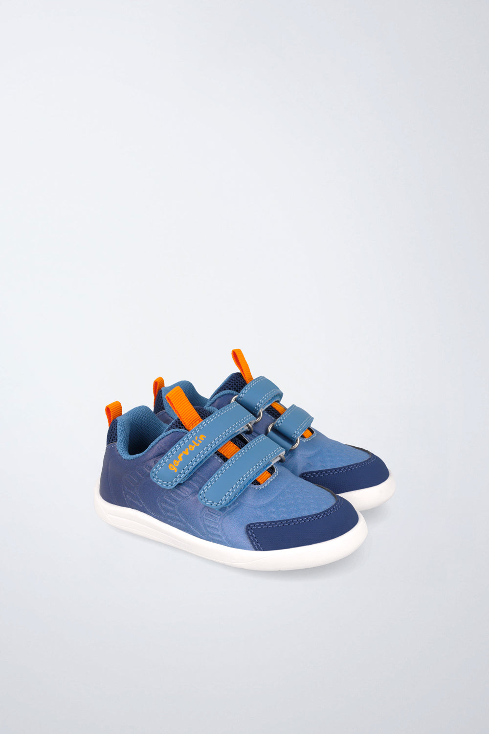 Zapatos escolares Garvalín barefoot en azul con cierre de contacto y diseño ergonómico.