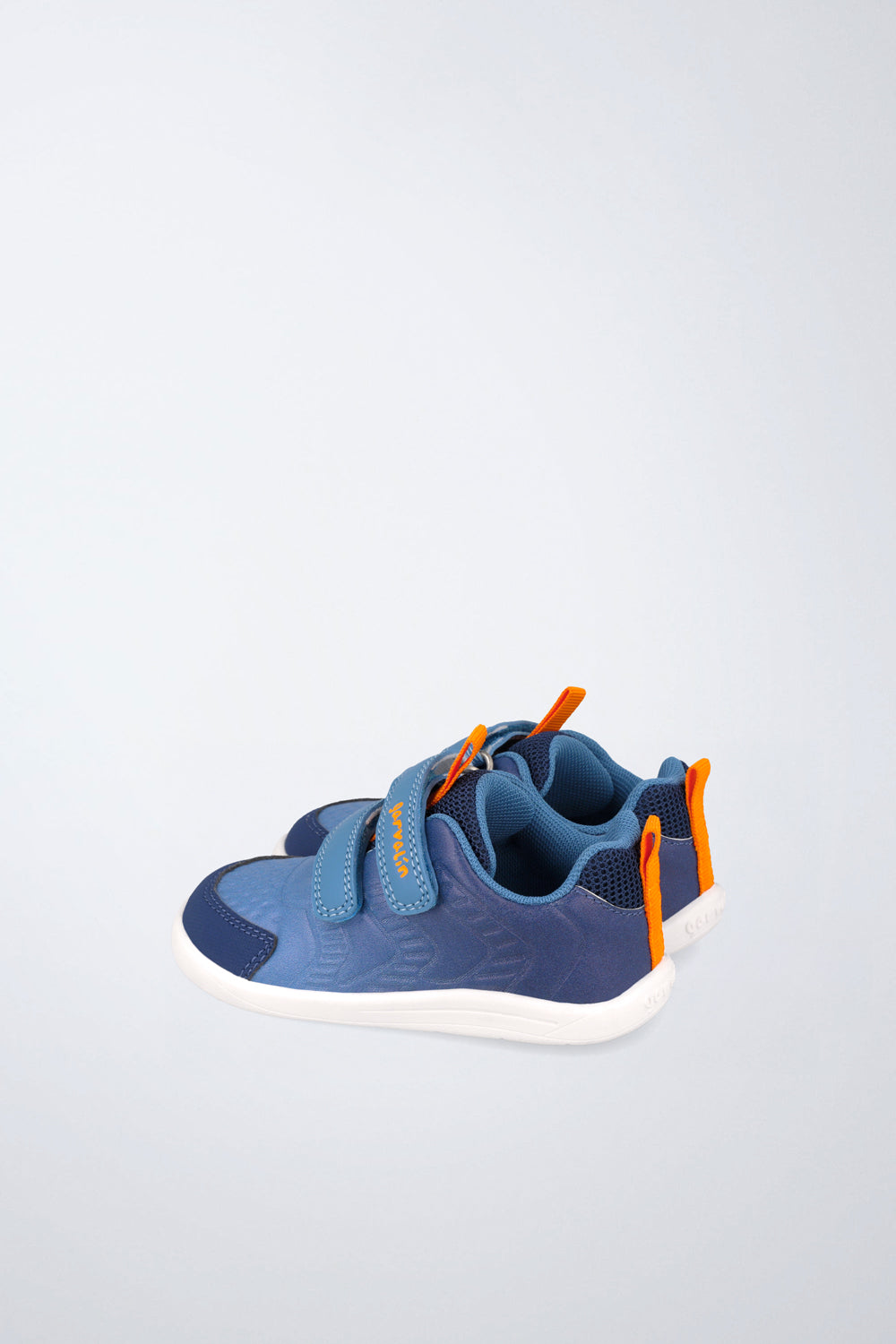Zapatos escolares Garvalín barefoot en azul con cierre de contacto y diseño ergonómico.