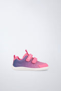 Zapatos infantiles Garvalín barefoot en fucsia con cierre de contacto y diseño ergonómico.