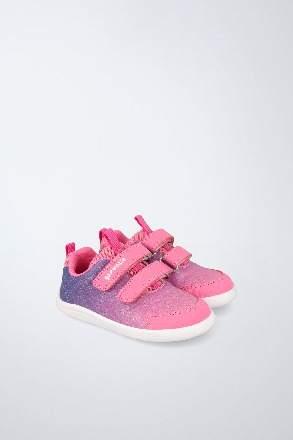 Zapatos infantiles Garvalín barefoot en fucsia con cierre de contacto y diseño ergonómico.