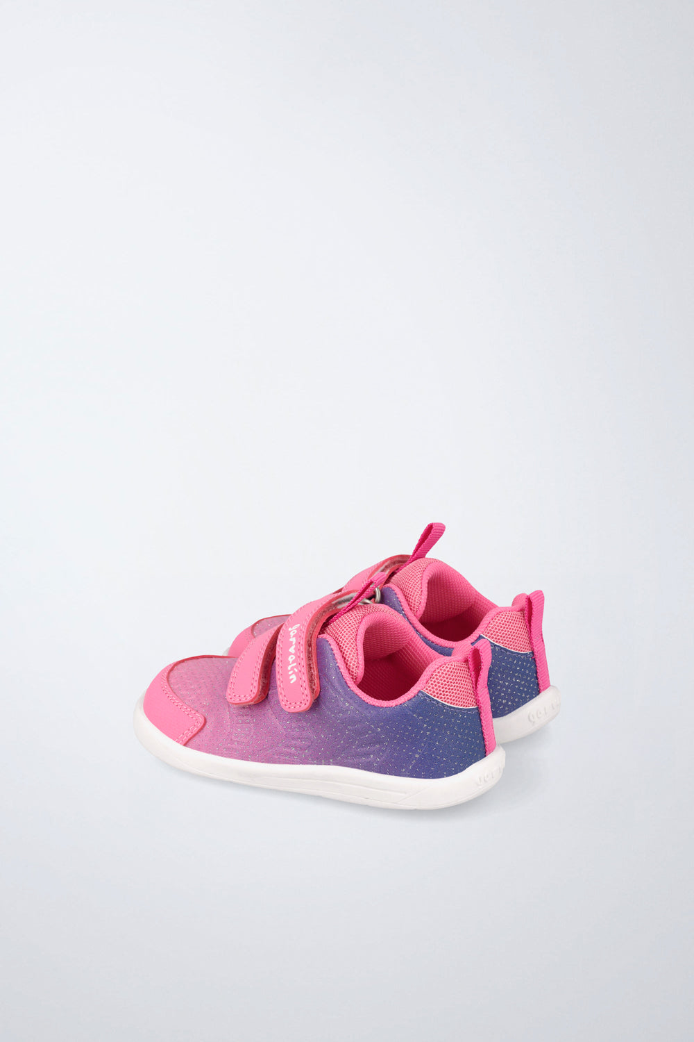 Zapatos infantiles Garvalín barefoot en fucsia con cierre de contacto y diseño ergonómico.