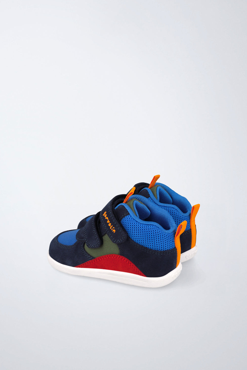 Barefoot Garvalín high-top shoe in blue and black with an adjustable fastening and stability and flexibility.