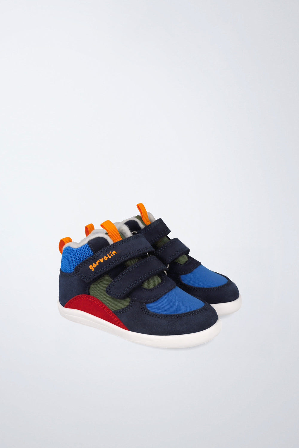 Barefoot Garvalín shoes in navy and red with an adjustable fastening and stability and flexibility.