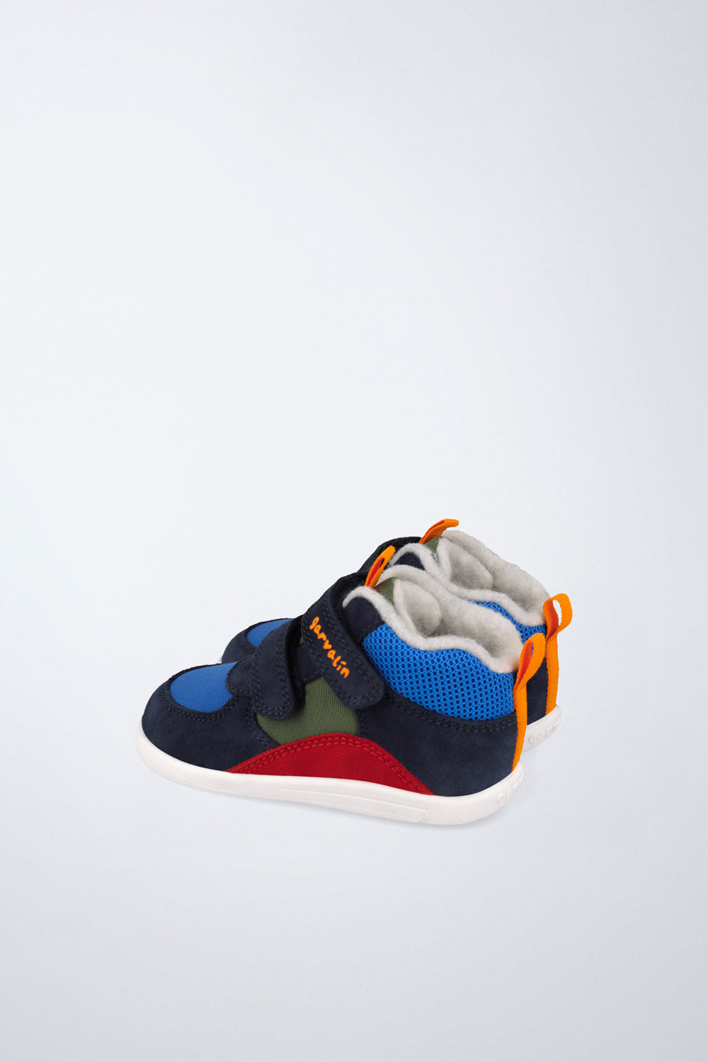 Barefoot Garvalín shoes in navy and red with an adjustable fastening and stability and flexibility.