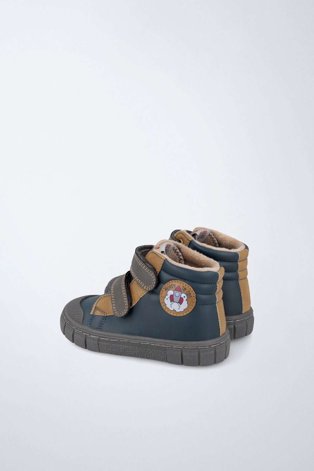 Barefoot Garvalín ankle boot in navy with an adjustable fastening and stability and flexibility.