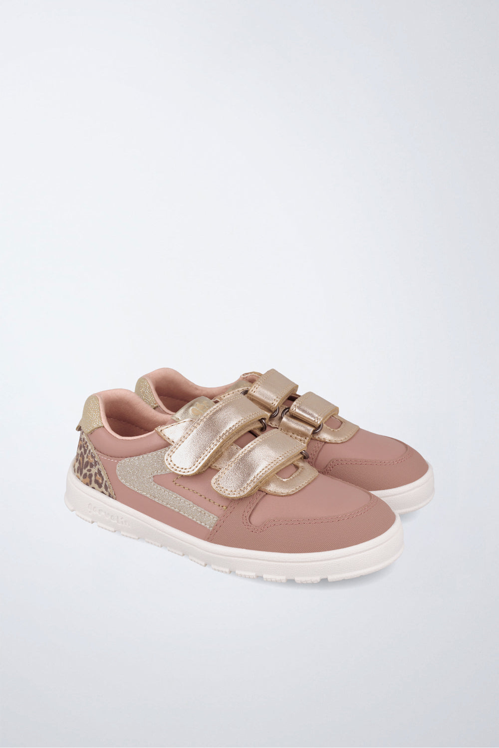 Barefoot Garvalín shoes in pink with an adjustable fastening and a flexible sole.