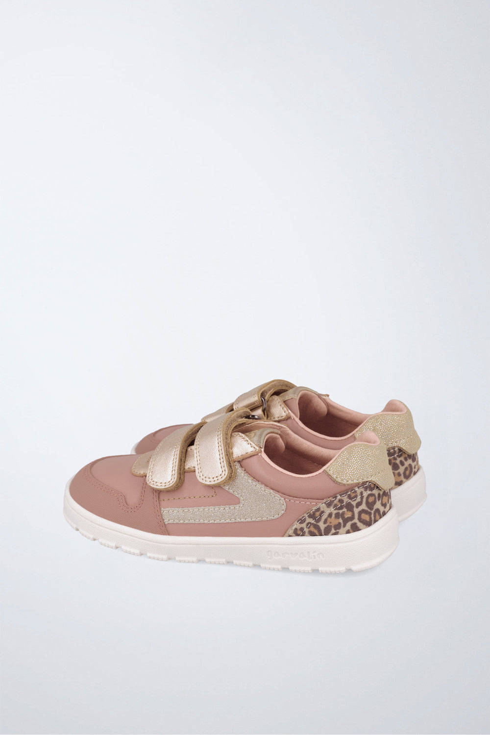 Barefoot Garvalín shoes in pink with an adjustable fastening and a flexible sole.