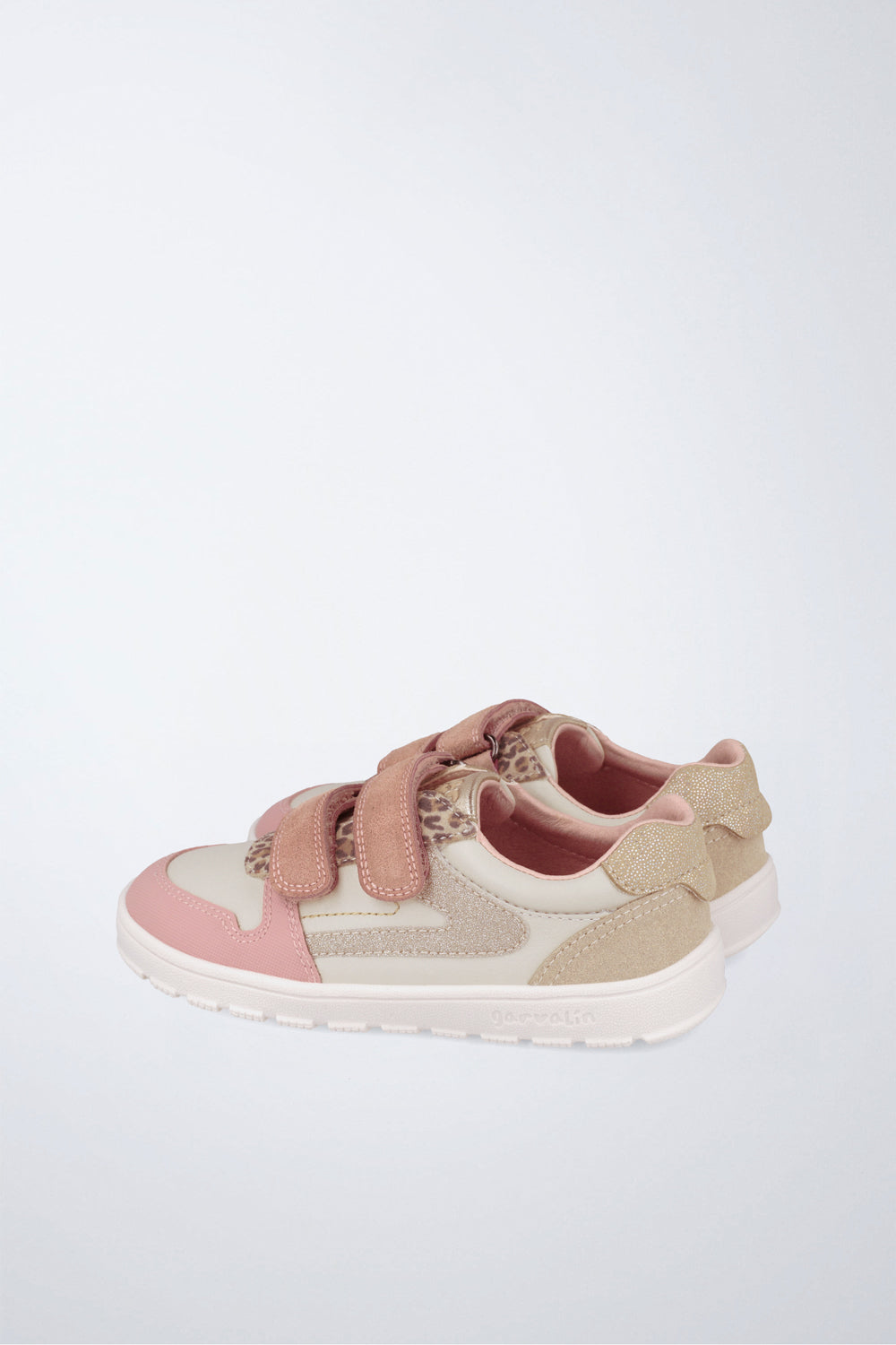 Barefoot Garvalín shoe in grey with an adjustable fastening and a flexible sole.