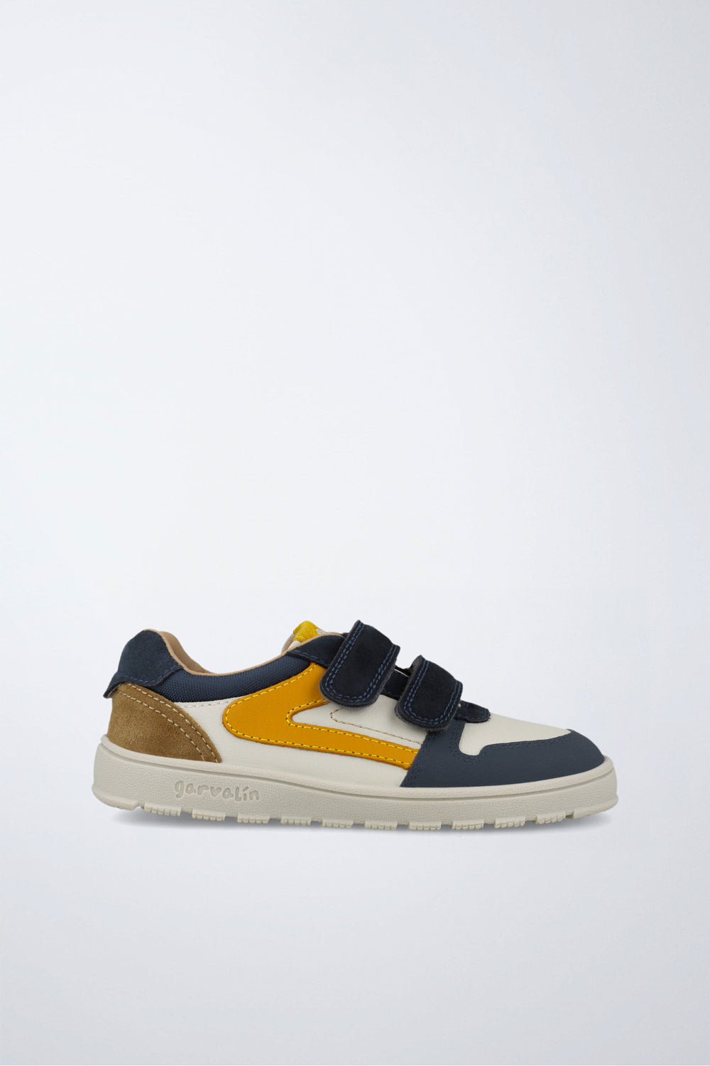 Zapatos escolares Garvalín barefoot en gris con cierre de contacto y estabilidad y flexibilidad.