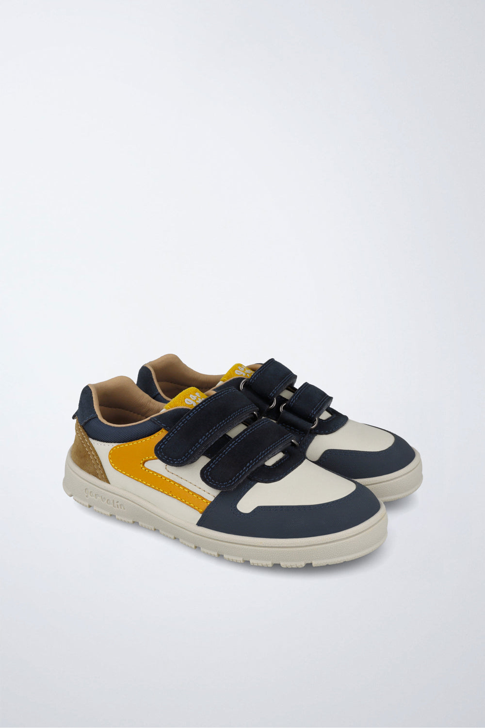 Zapatos escolares Garvalín barefoot en gris con cierre de contacto y estabilidad y flexibilidad.