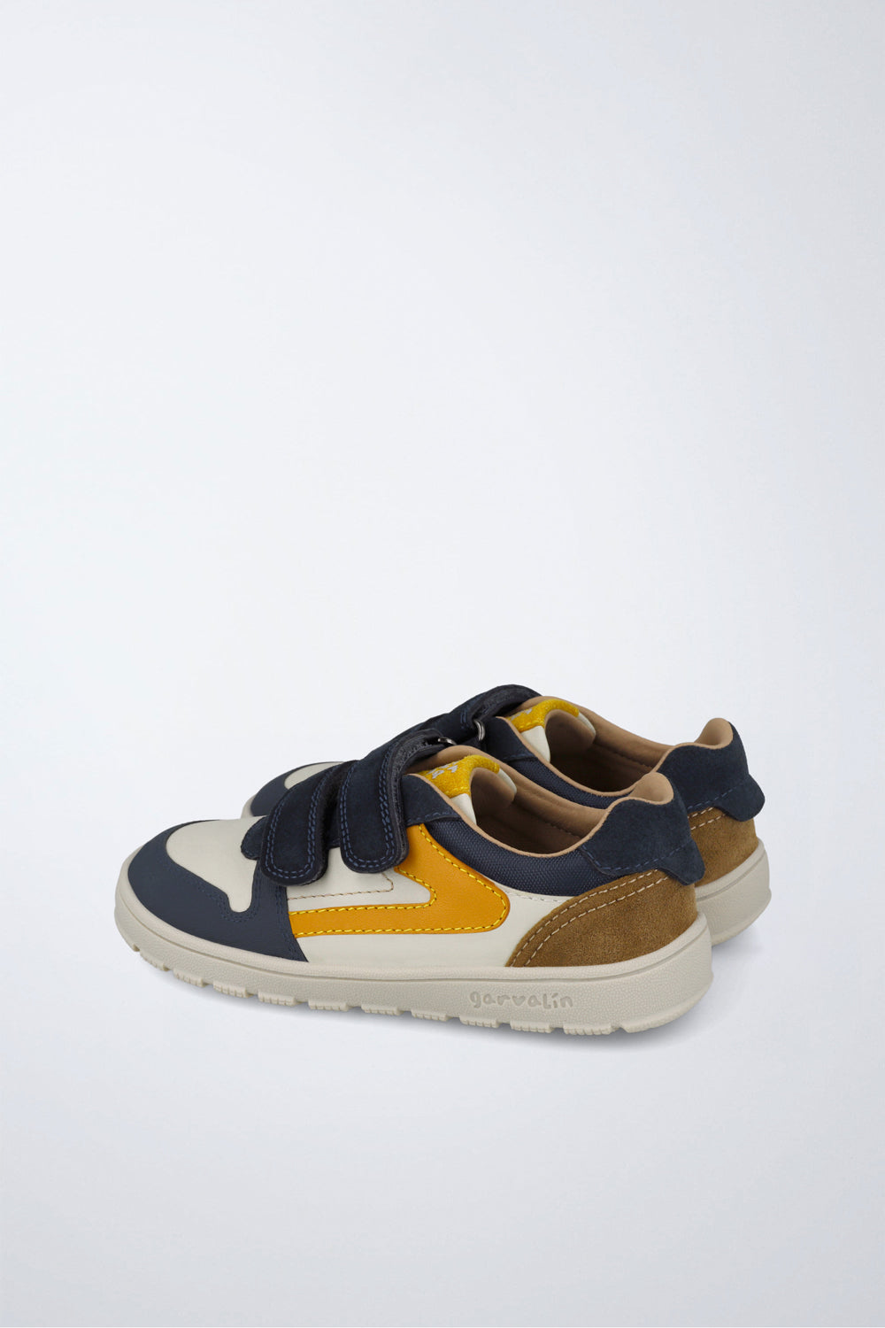 Zapatos escolares Garvalín barefoot en gris con cierre de contacto y estabilidad y flexibilidad.