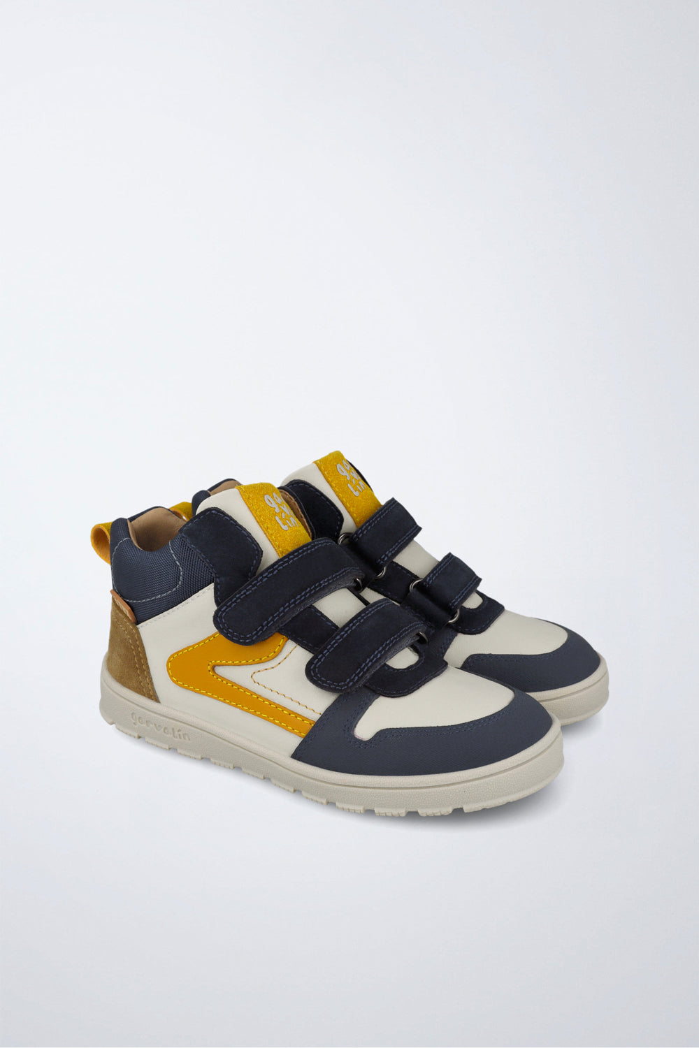 Zapatillas Garvalín barefoot en camel con cierre de contacto y suela flexible.
