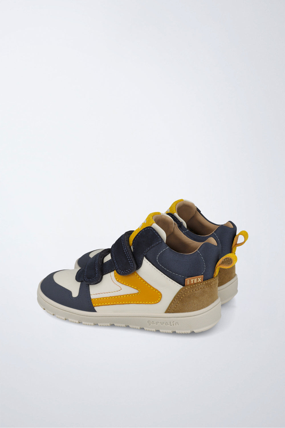 Zapatillas Garvalín barefoot en camel con cierre de contacto y suela flexible.