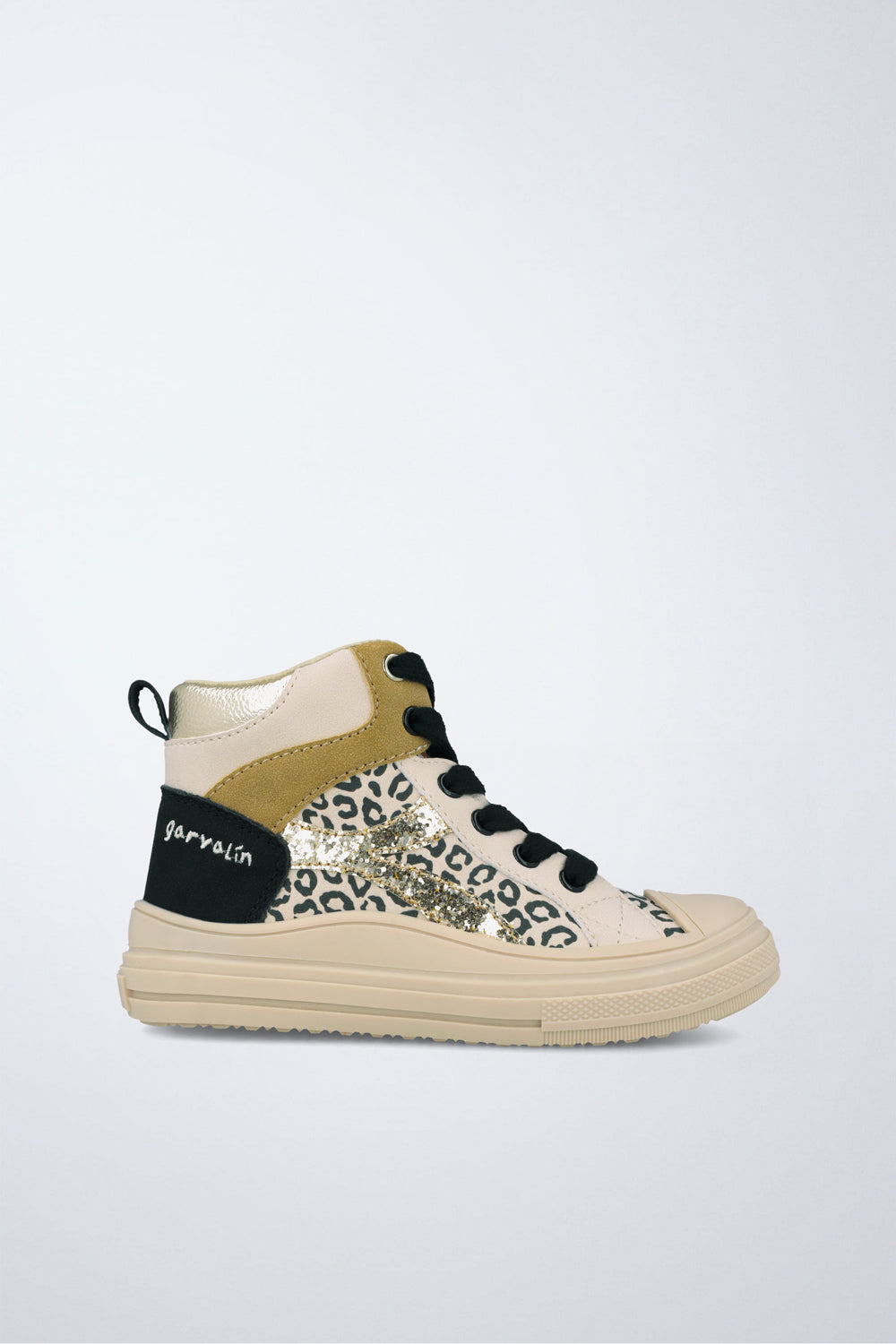 Zapatilla alta Garvalín respetuosa en beige claro con cremallera y estabilidad.