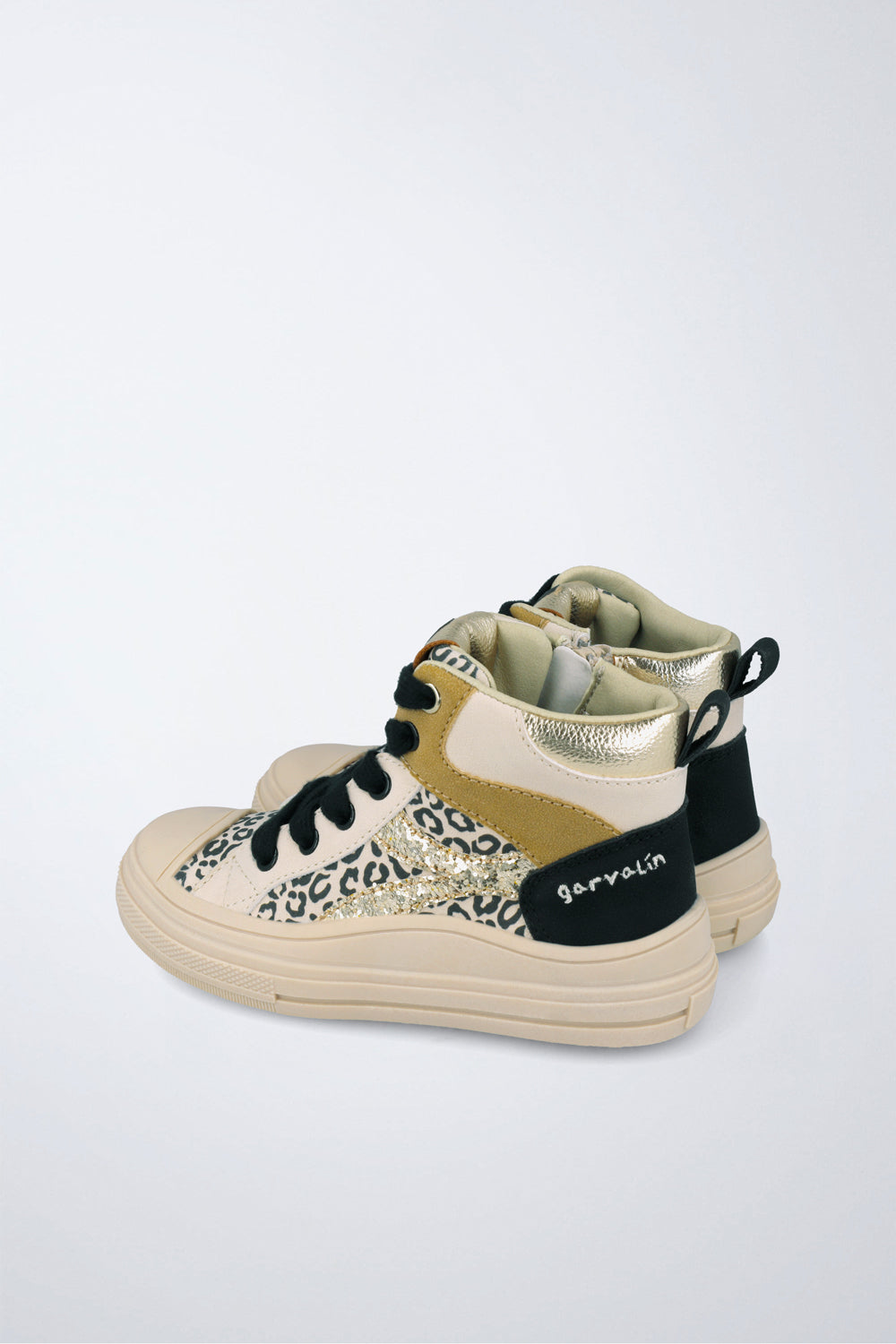 Zapatilla alta Garvalín respetuosa en beige claro con cremallera y estabilidad.