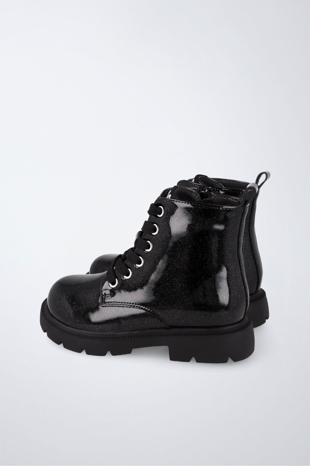 Zapato infantil Garvalín respetuoso en negro y gris con cremallera y estabilidad y flexibilidad.