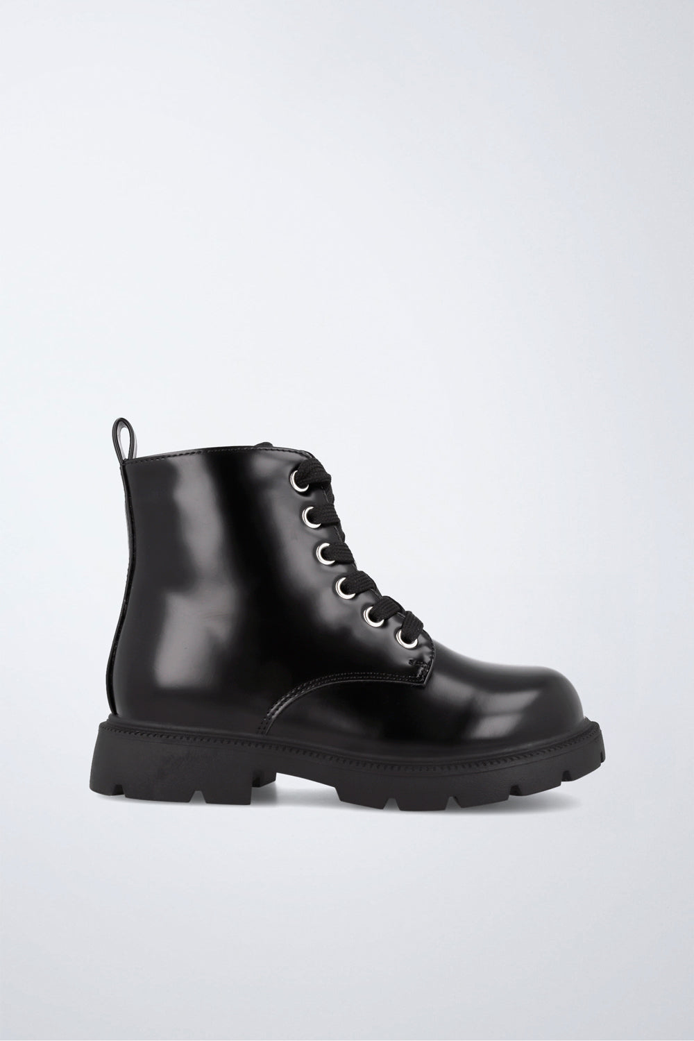 Zapato infantil Garvalín respetuoso en negro con cremallera y estabilidad y flexibilidad.