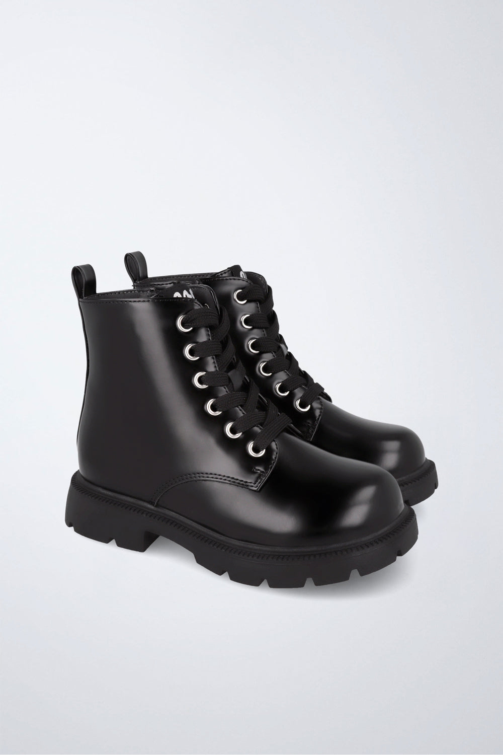 Zapato infantil Garvalín respetuoso en negro con cremallera y estabilidad y flexibilidad.