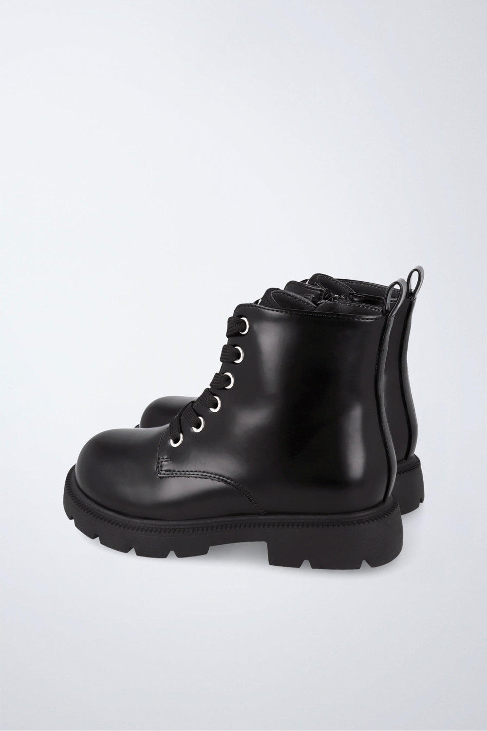 Zapato infantil Garvalín respetuoso en negro con cremallera y estabilidad y flexibilidad.