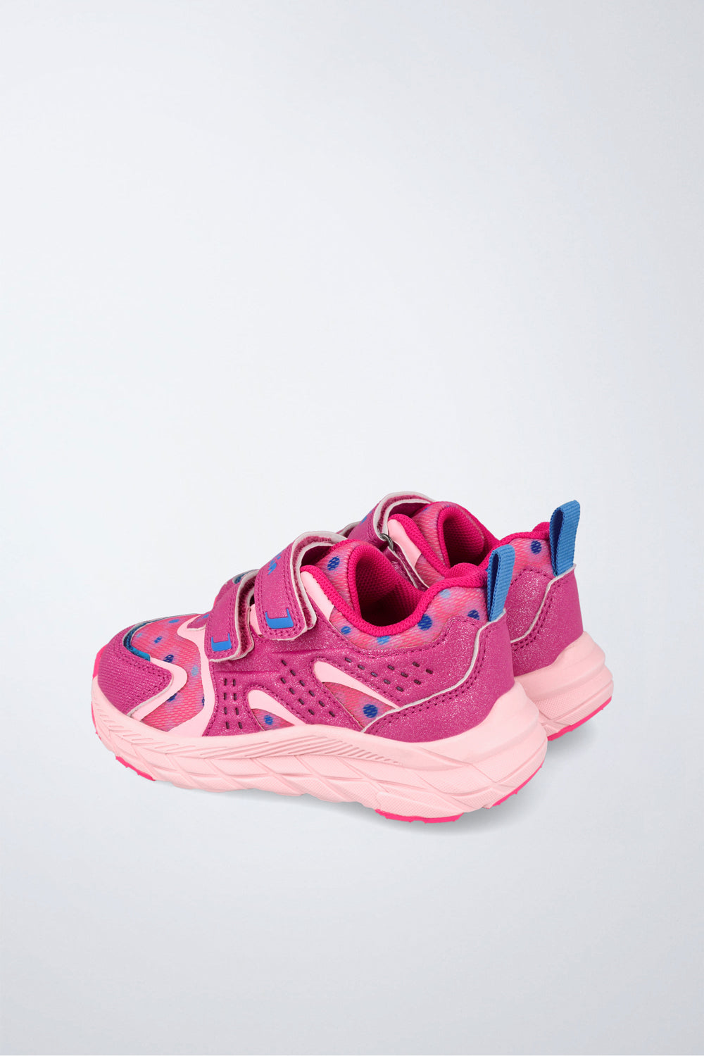 Barefoot Garvalín shoe in fuchsia with an adjustable fastening and flexibility for the foot's natural movement.