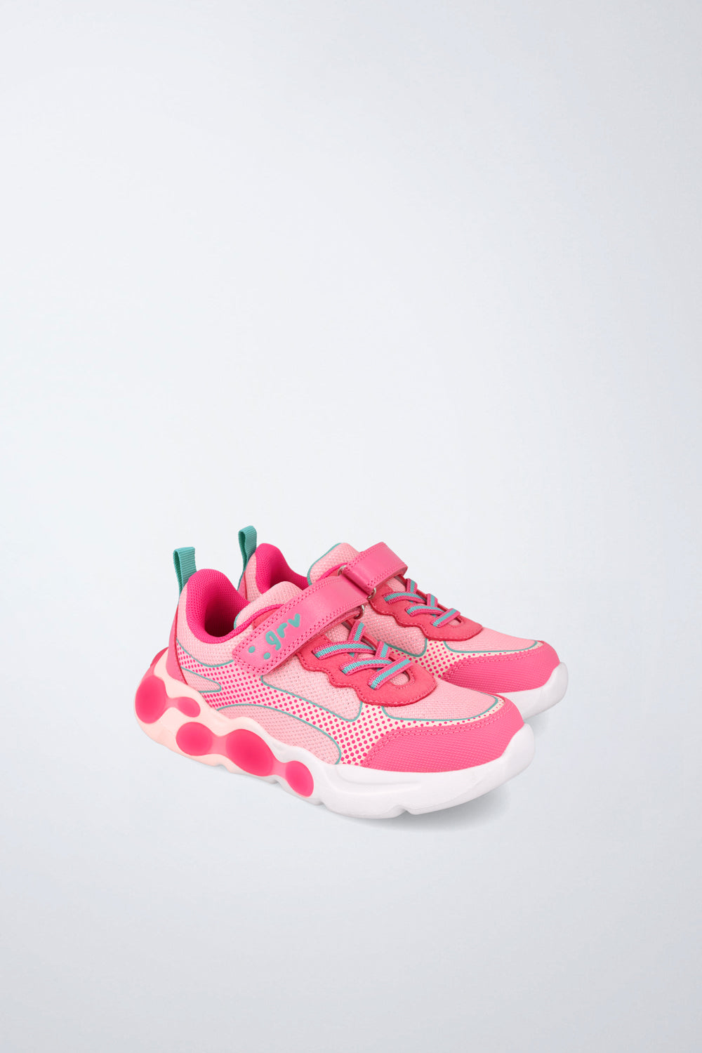 Barefoot Garvalín shoes in fuchsia with laces and an adjustable fastening and a flexible sole.