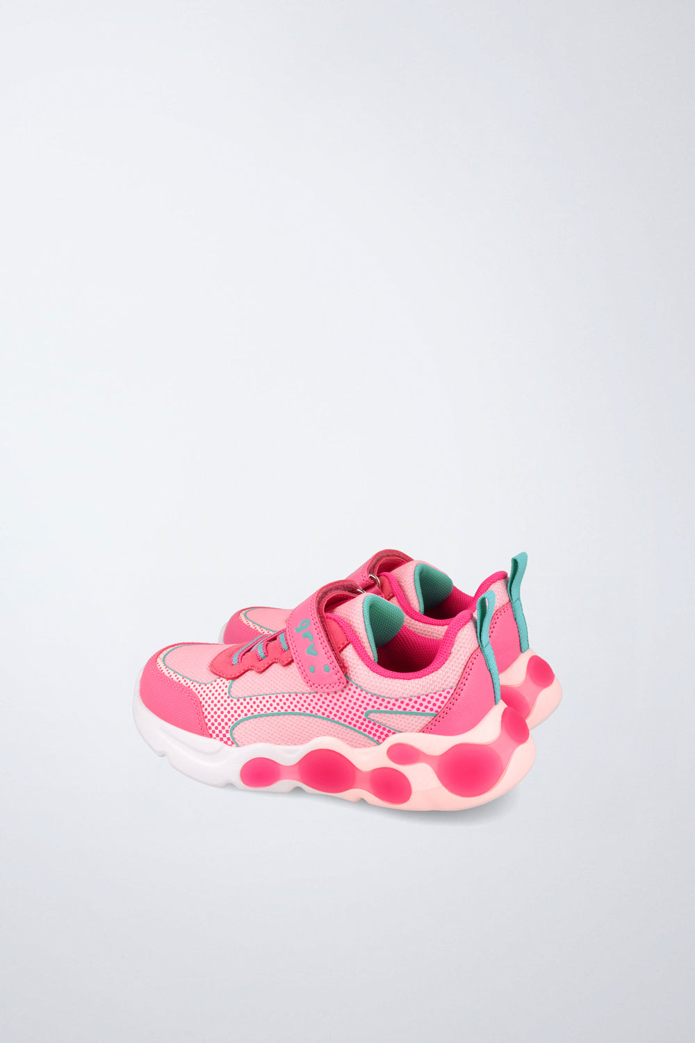 Barefoot Garvalín shoes in fuchsia with laces and an adjustable fastening and a flexible sole.