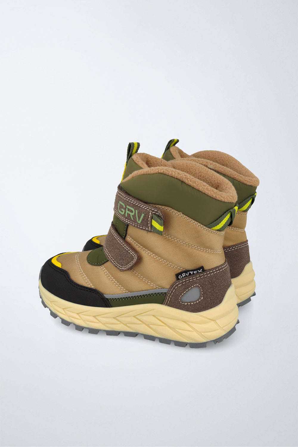 Barefoot Garvalín shoe in brown with an adjustable fastening and an ergonomic design.