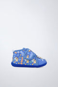Zapato infantil Garvalín barefoot en azul con cierre de contacto y estabilidad y flexibilidad.