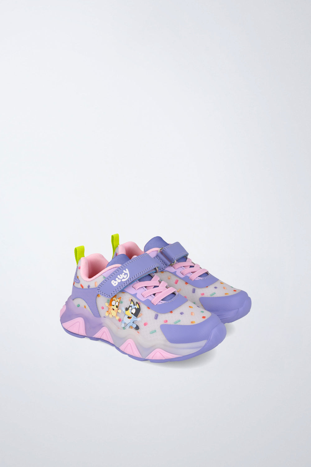 Zapatos infantiles Garvalín respetuoso en lila con cordones y cierre de contacto y puntera reforzada.