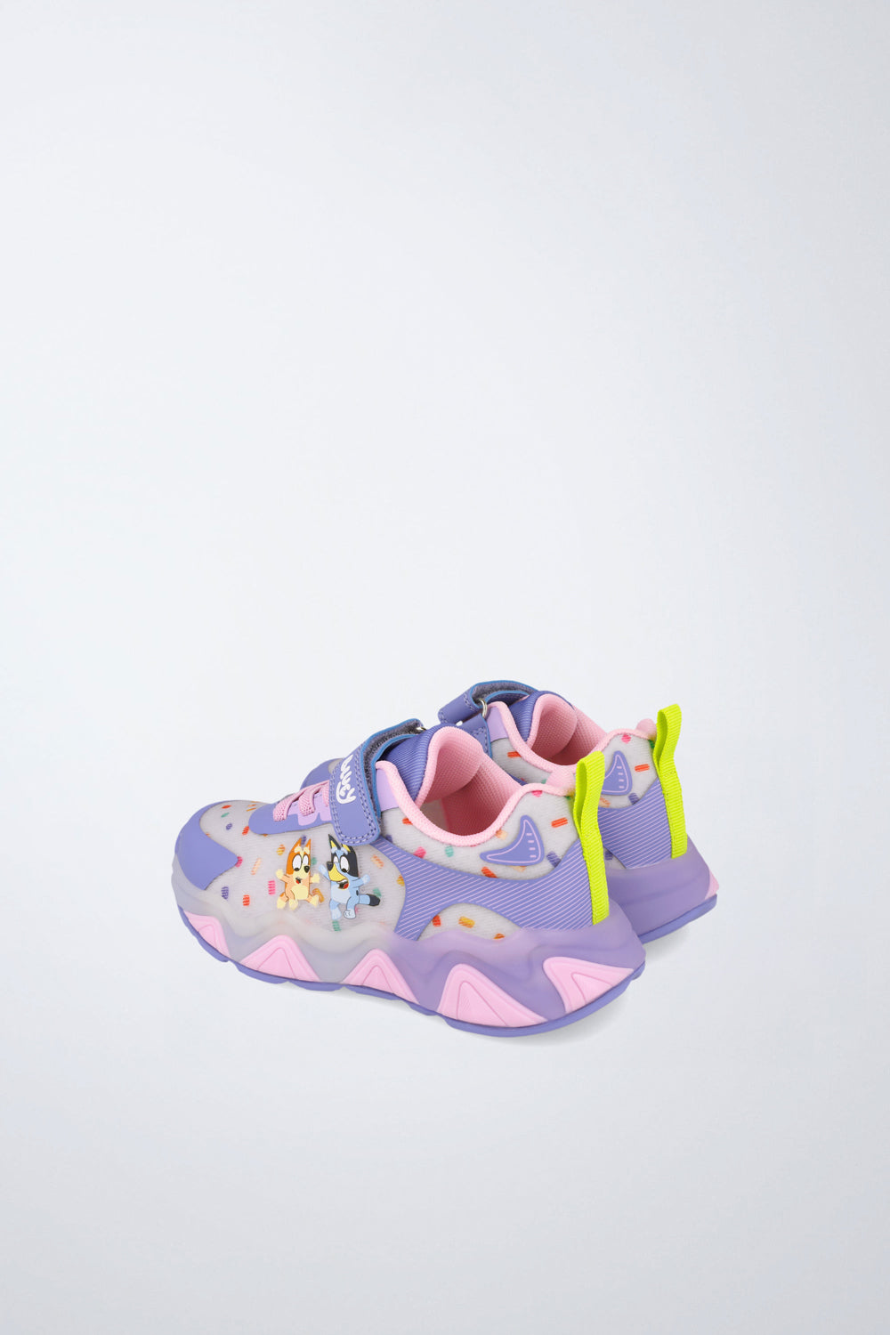 Zapatos infantiles Garvalín respetuoso en lila con cordones y cierre de contacto y puntera reforzada.
