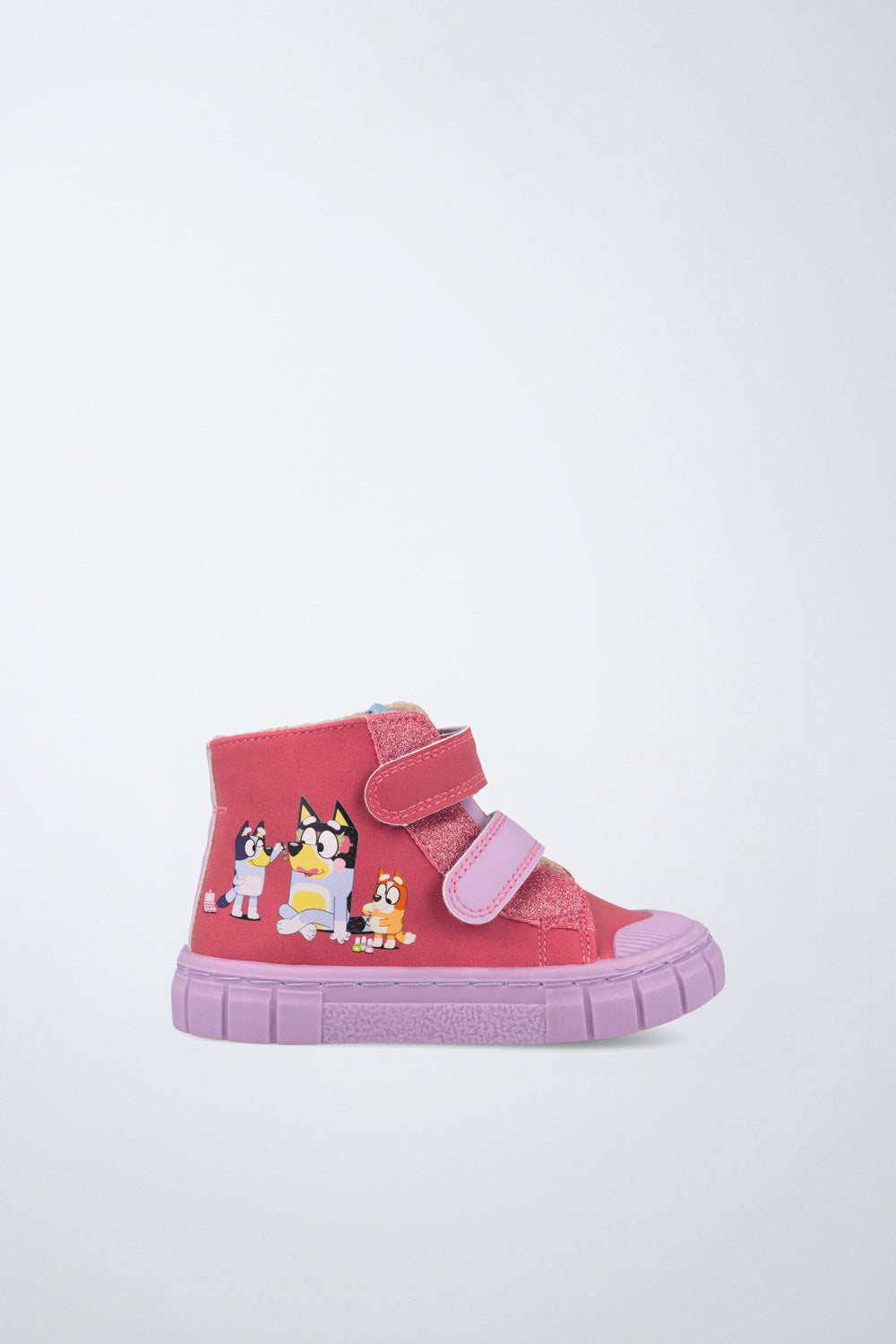 Barefoot Garvalín shoes in fuchsia with an adjustable fastening and flexibility for the foot's natural movement.