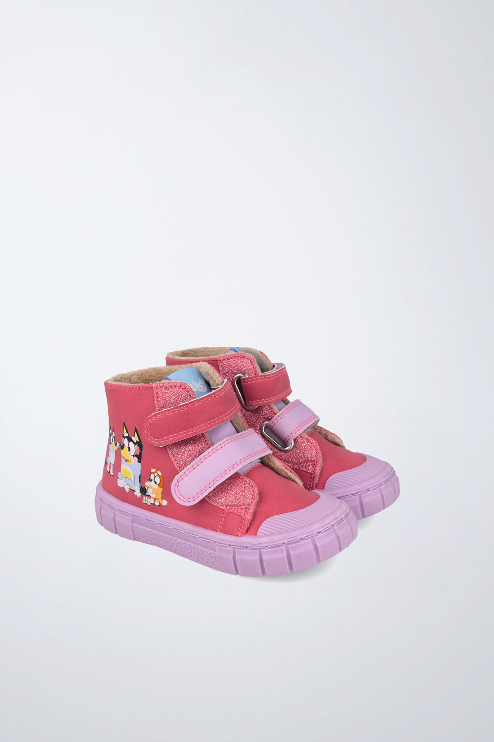 Barefoot Garvalín shoes in fuchsia with an adjustable fastening and flexibility for the foot's natural movement.