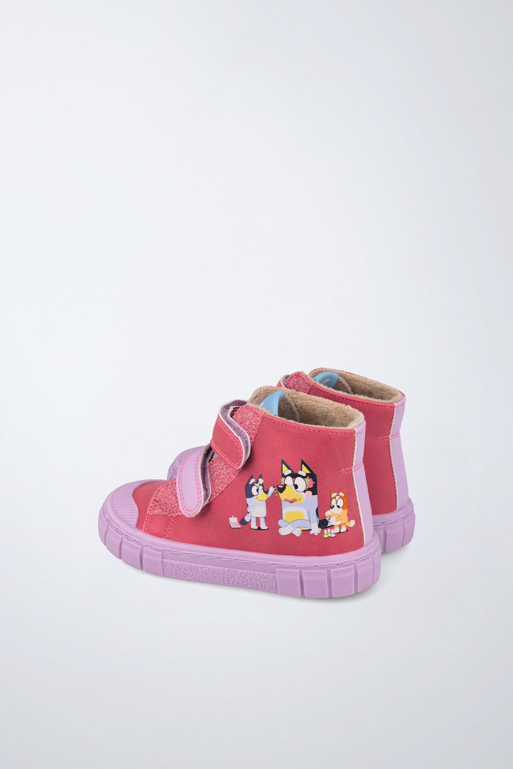 Barefoot Garvalín shoes in fuchsia with an adjustable fastening and flexibility for the foot's natural movement.