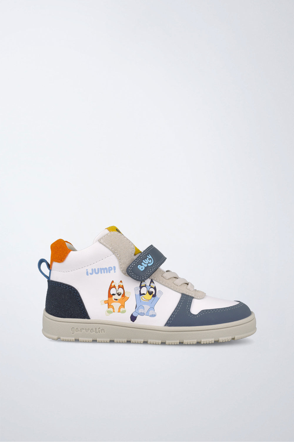 Botín Bluey barefoot de Garvalín en blanco y azul marino con cierre ajustable y estabilidad.