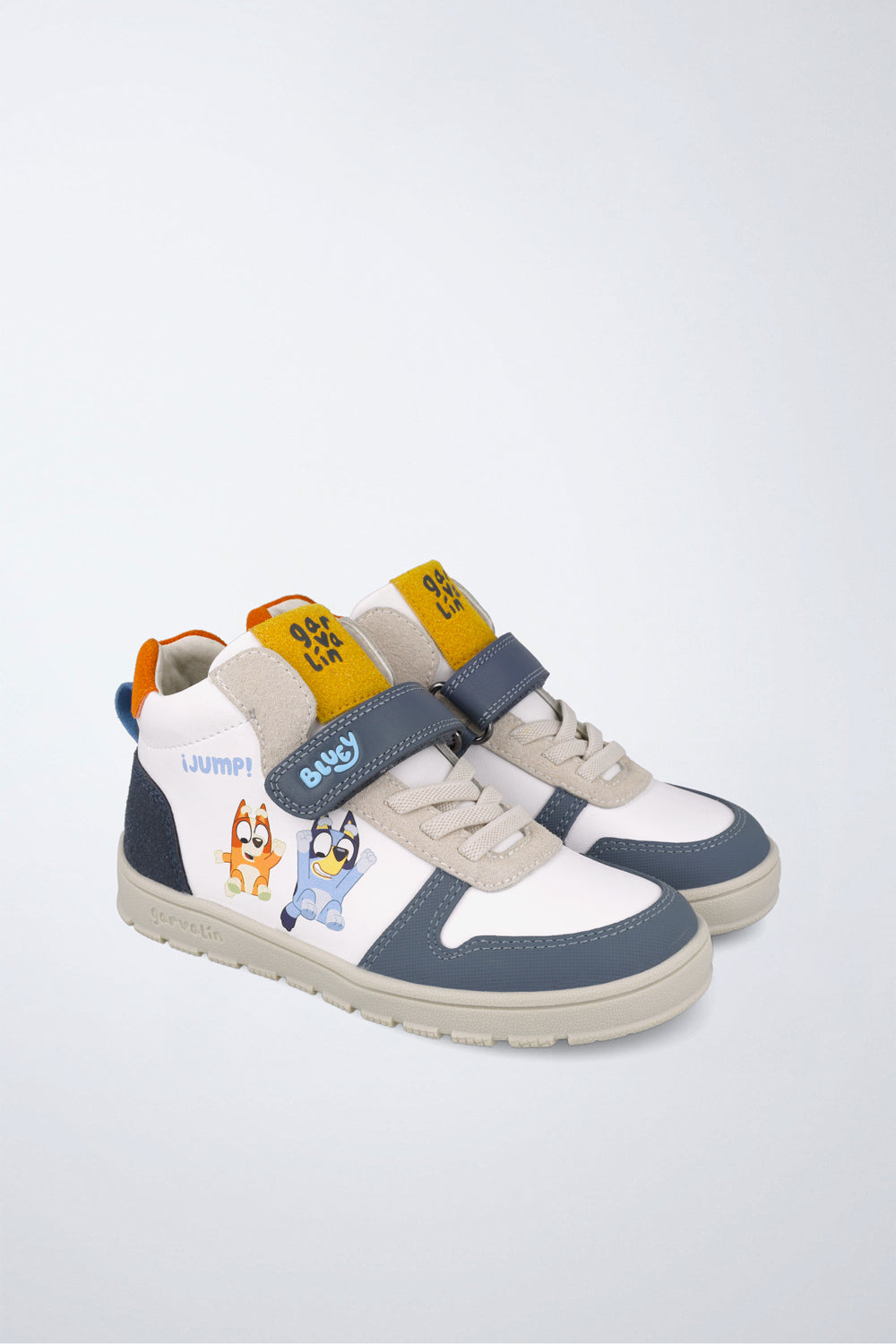 Botín Bluey barefoot de Garvalín en blanco y azul marino con cierre ajustable y estabilidad.