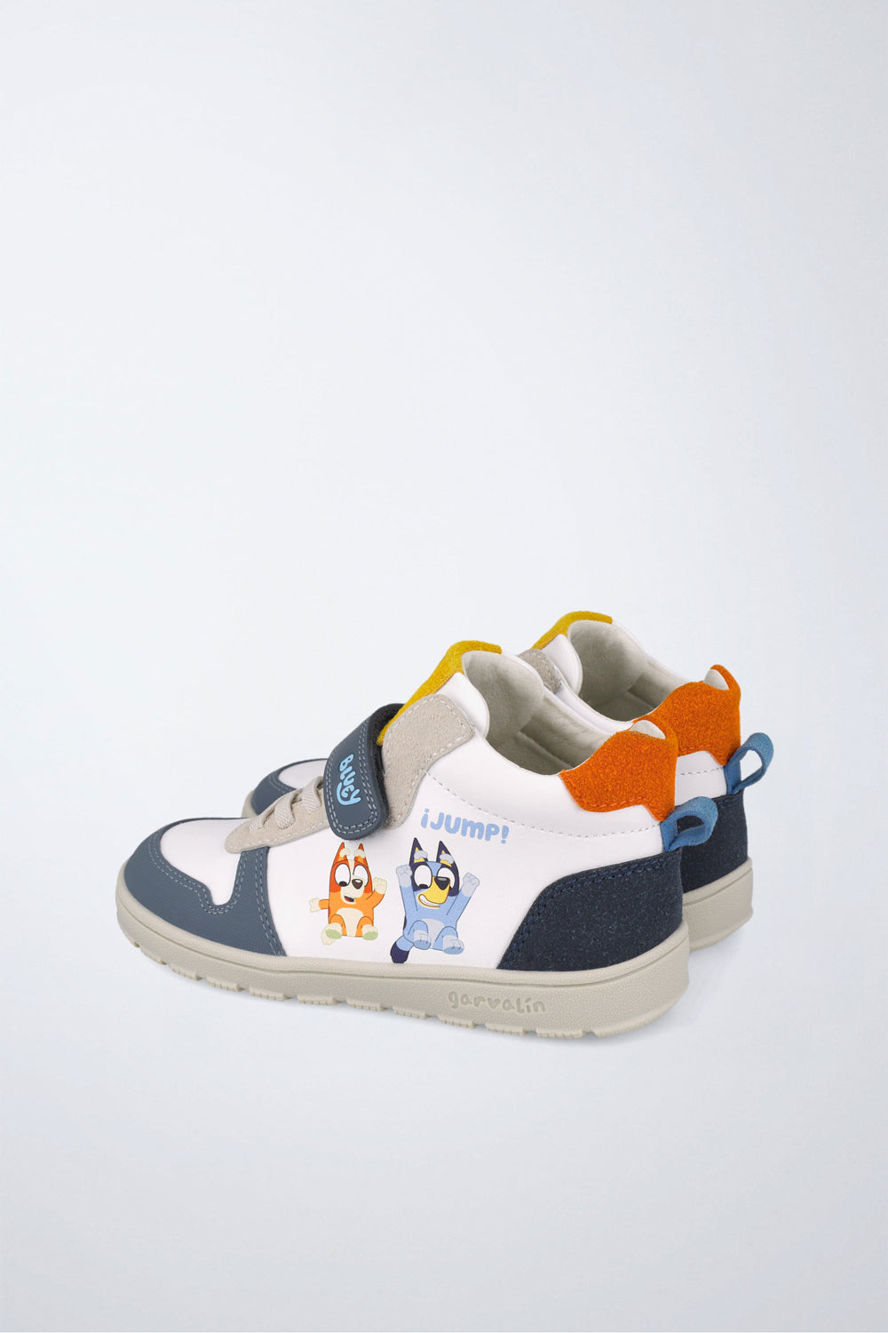 Botín Bluey barefoot de Garvalín en blanco y azul marino con cierre ajustable y estabilidad.