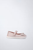 Mercedes barefoot en rosa pálido y blanco