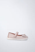 Merceditas Garvalín barefoot en rosa pálido y blanco con cierre de contacto y flexibilidad para el movimiento natural del pie.